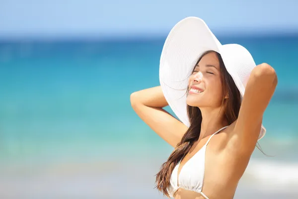 Entspannte Strandfrau genießt die Sommersonne glücklich — Stockfoto