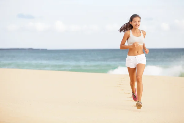 Бегущая женщина бегает по пляжу — стоковое фото