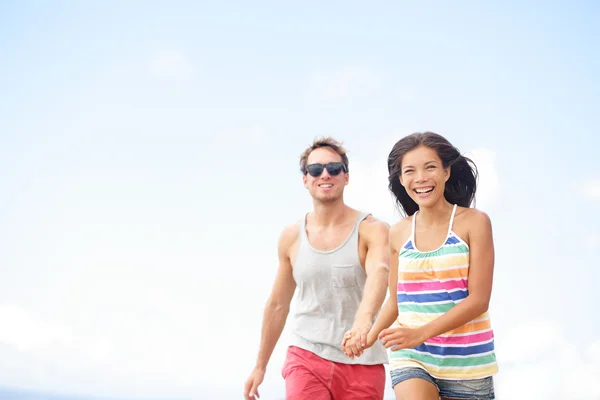 Paar plezier lachen in liefde buiten — Stockfoto