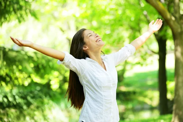 Mujer joven meditando con los brazos abiertos — Foto de Stock