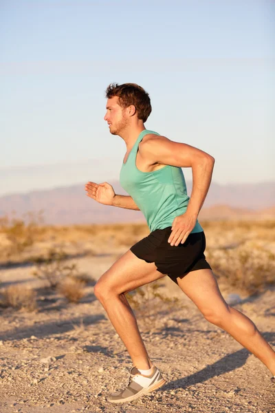 Runner sport man uitgevoerd en sprinten buiten — Stockfoto