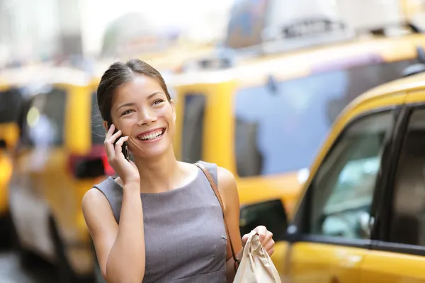 Affärskvinna på smart telefon i new york city — Stockfoto