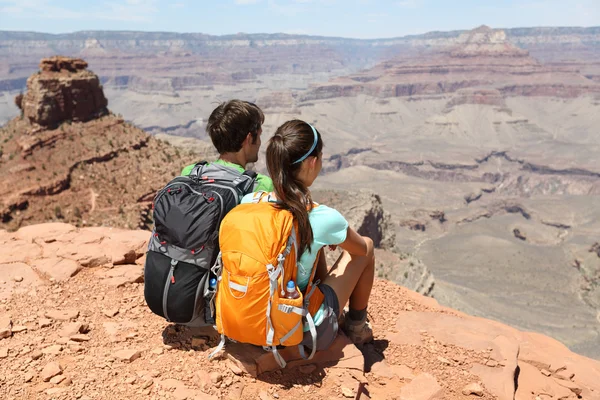Caminhantes no Grand Canyon desfrutando de vista — Fotografia de Stock