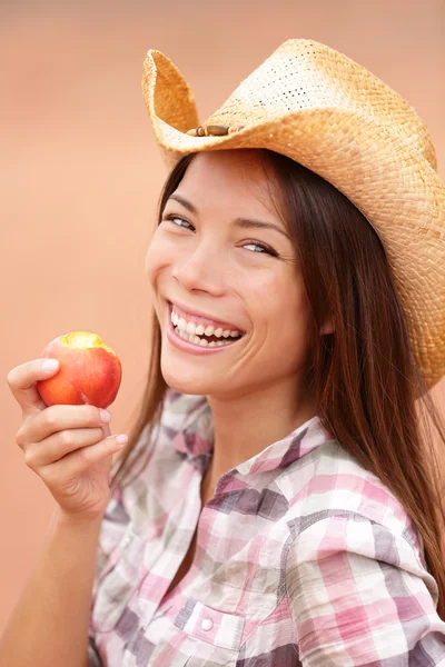 Pêssego comer cowgirl feliz retrato — Fotografia de Stock