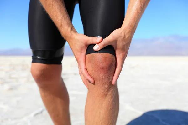 Lesões - esportes correndo lesão no joelho no homem — Fotografia de Stock