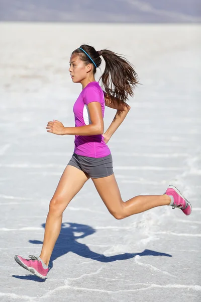 Rinnande kvinna - löpare tävlar på trail run — Stockfoto