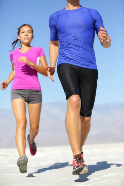 Running - pareja de corredores fitness en el desierto — Foto de Stock