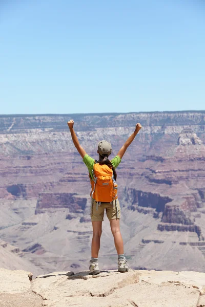 Caminhante feliz por Grand Canyon borda sul aplaudindo — Fotografia de Stock