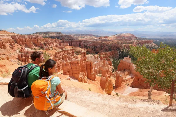 Turystów w bryce canyon odpoczynku cieszy widok — Zdjęcie stockowe