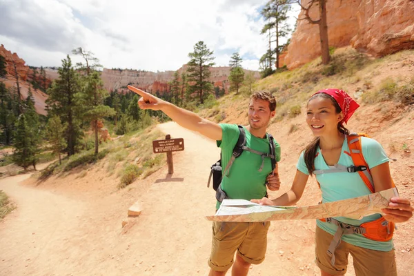 Caminhadas procurando mapa de caminhada em Bryce Canyon — Fotografia de Stock