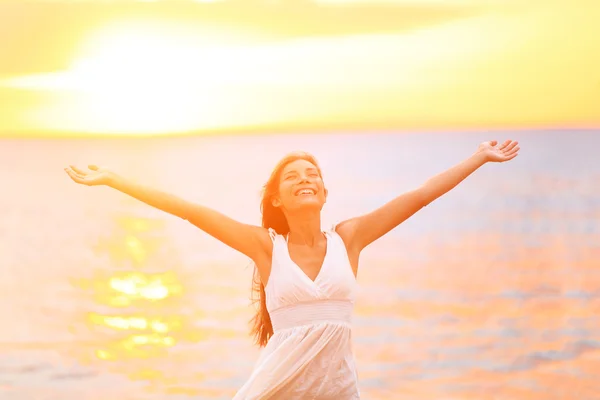 Libertad mujer feliz y libre de brazos abiertos en la playa — Foto de Stock