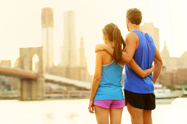 Fitness casal relaxante depois de correr em Nova York — Fotografia de Stock