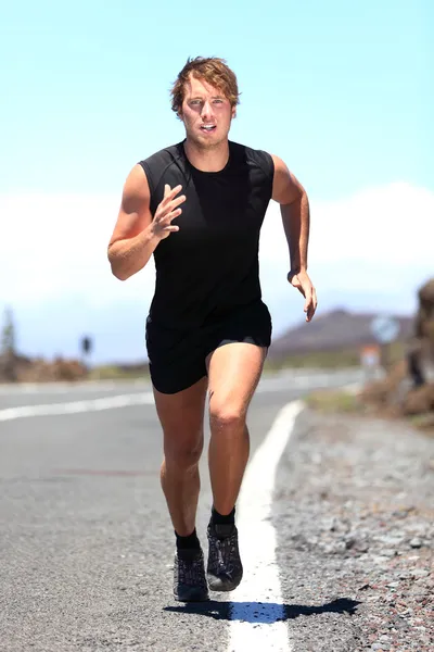 Homme jogging sur une route de campagne — Photo