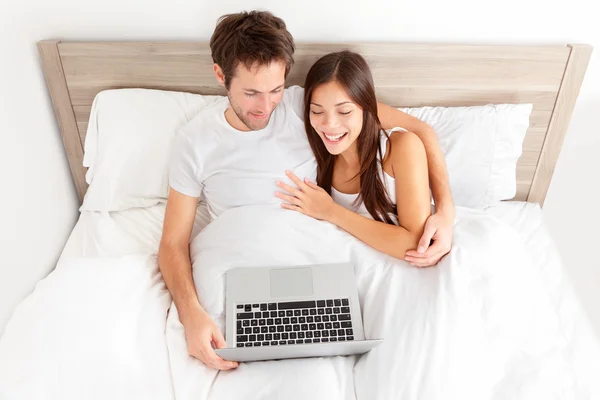 Jovem casal relaxante na cama — Fotografia de Stock