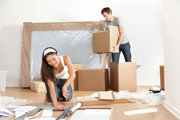 Casal em movimento na casa nova casa — Fotografia de Stock