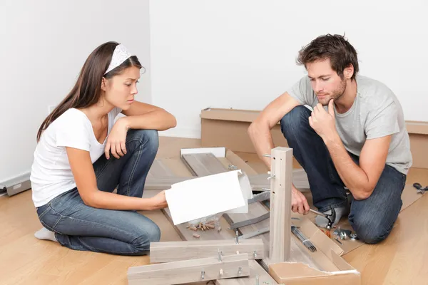 Pareja moviéndose en el montaje de muebles de cama — Foto de Stock