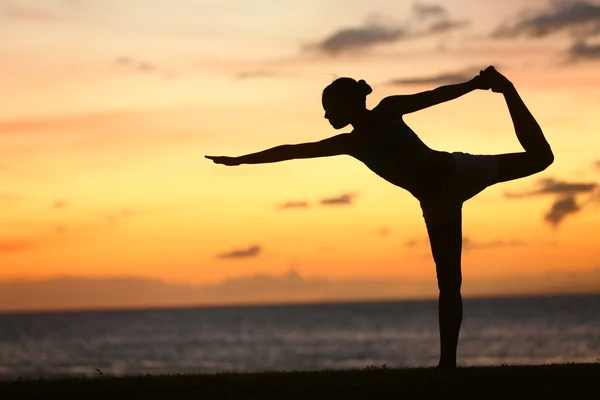 Sakin günbatımı Yoga kadında sahilde poz yapıyor — Stok fotoğraf