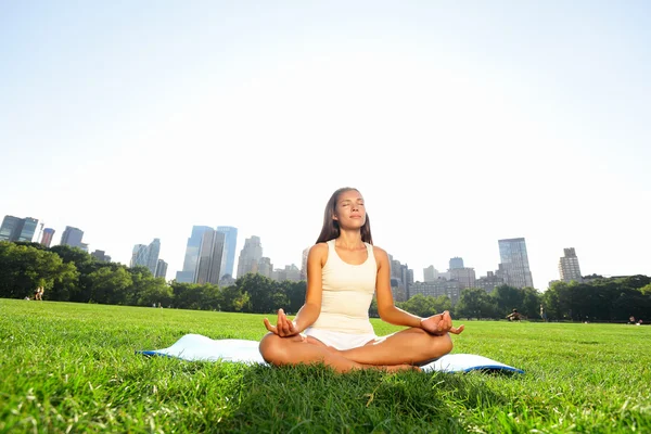 Mediteren vrouw in meditatie in park in new york — Stockfoto
