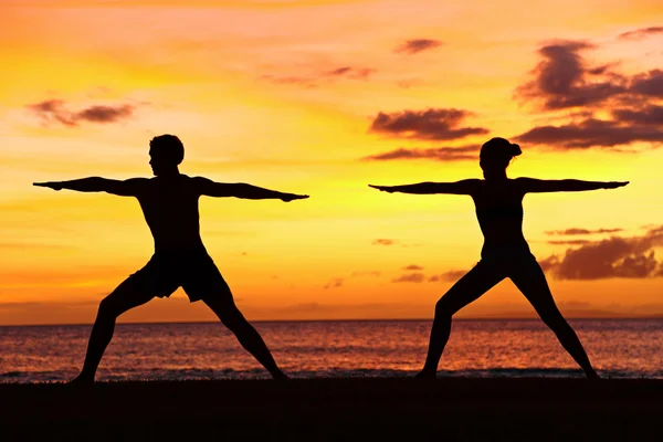 Yoga formação e meditação guerreiro pose — Fotografia de Stock