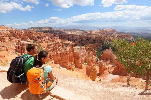 Hikers in Bryce Canyon resting enjoying view Royalty Free Stock Photos