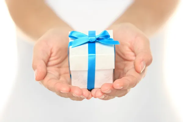 Scatola regalo in mani femminili — Foto Stock