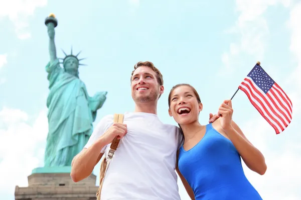 Turistas viajan pareja en Estatua de la Libertad, EE.UU. — Foto de Stock