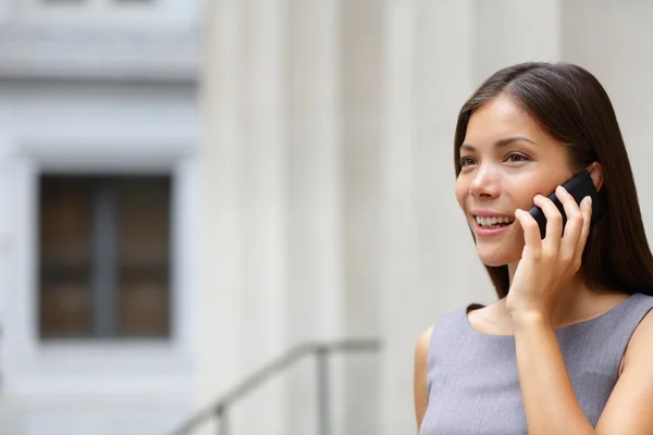 Unternehmerin Rechtsanwältin telefoniert mit Smartphone — Stockfoto