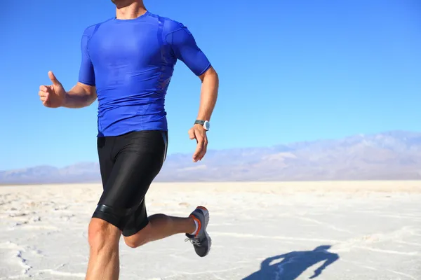 Sport - corridore che corre nel deserto — Foto Stock