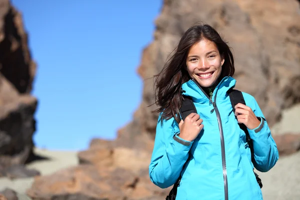 ハイキング - ハイカー女性の幸せな肖像画 — ストック写真