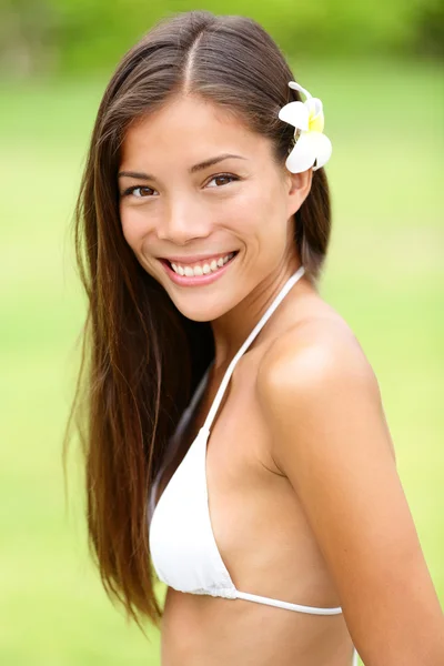 Chica bikini con flores hawaianas sonriendo fresco — Foto de Stock