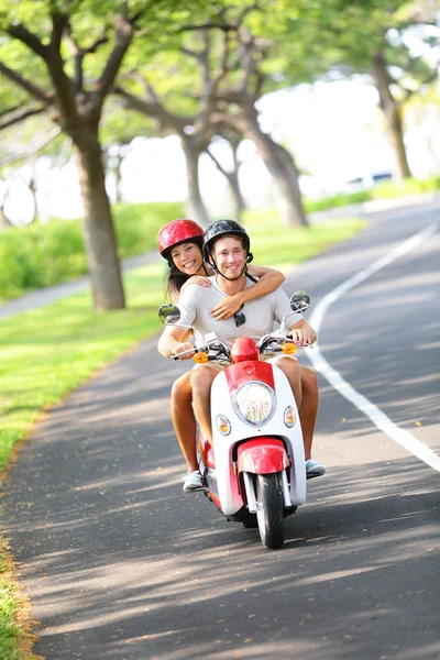 Scooter - casal dirigindo no verão — Fotografia de Stock