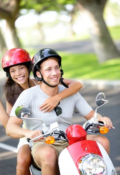 Freies junges Paar auf Motorroller im Sommerurlaub — Stockfoto