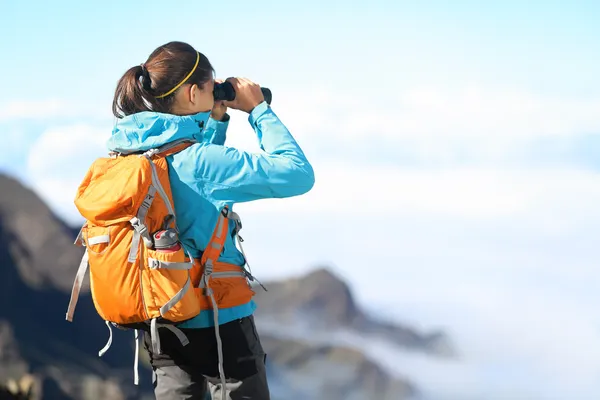 Hiker looking in binoculars — Stock Photo, Image