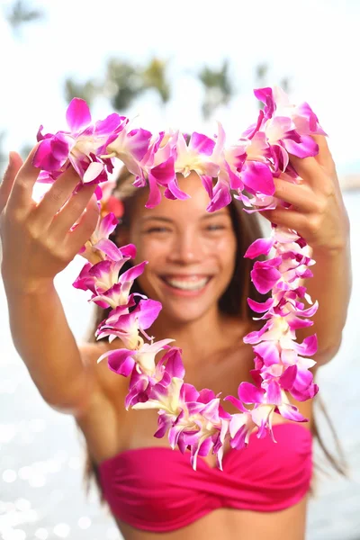 Hawaii mujer mostrando flor lei guirnalda — Foto de Stock