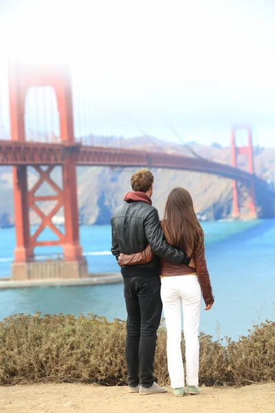 San Francisco Golden Gate Bridge - travel couple — Stock Photo, Image