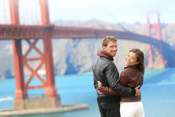 Golden Gate puente feliz viaje pareja —  Fotos de Stock