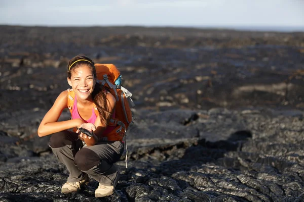 ハワイ島、ハワイの溶岩を示すハイカー — ストック写真