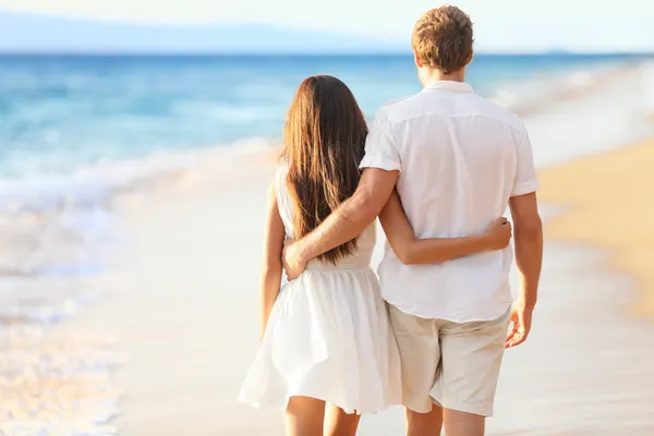 Vakantie paar wandelen op het strand — Stockfoto