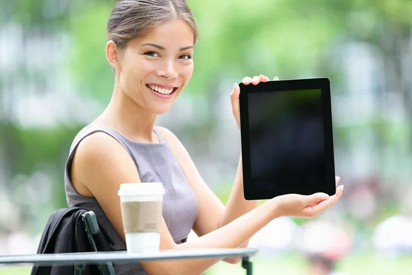Tablette femme d'affaires montrant l'écran d'affichage — Photo