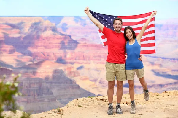 USA travel tourist couple holding american flag — Stock Photo, Image