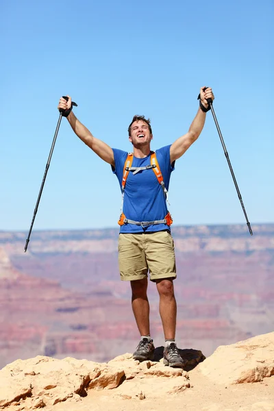 Framgång vinnare hiker jublande glad — Stockfoto