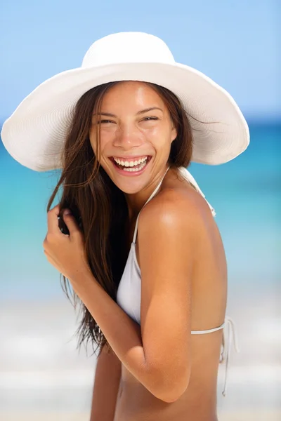 Strandfrau lächelt lachend — Stockfoto