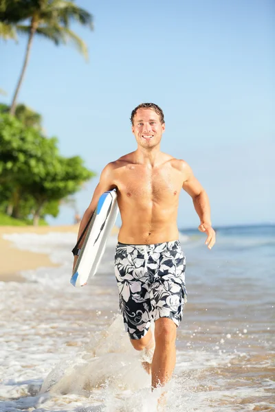 Plaj yaşam tarzı - adam surfer sörf tahtası ile — Stok fotoğraf