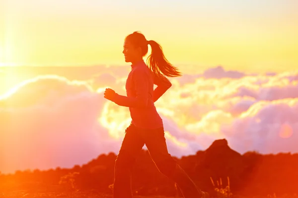 Біг - жінка біжить бігом під час заходу сонця — стокове фото