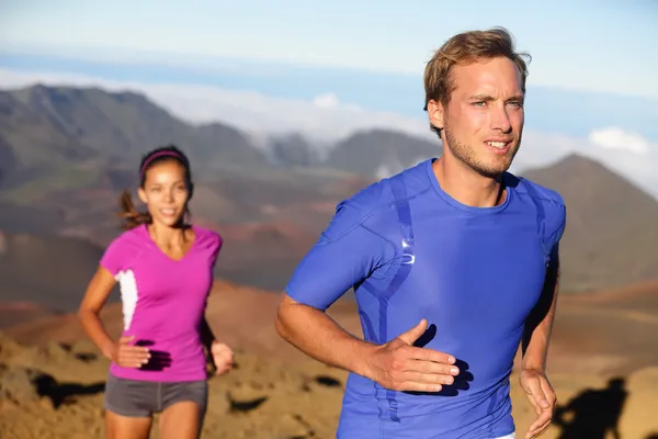 Coureurs trail running athlètes jeune couple — Photo