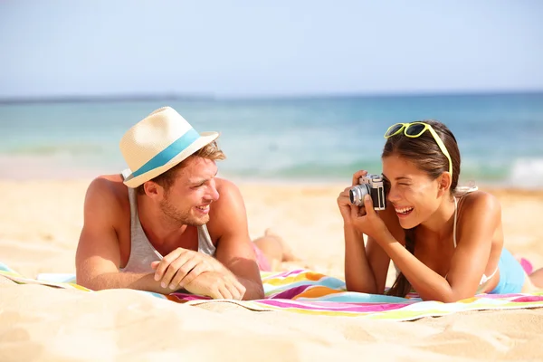 Playa divertida pareja de viajes - mujer tomando fotos —  Fotos de Stock