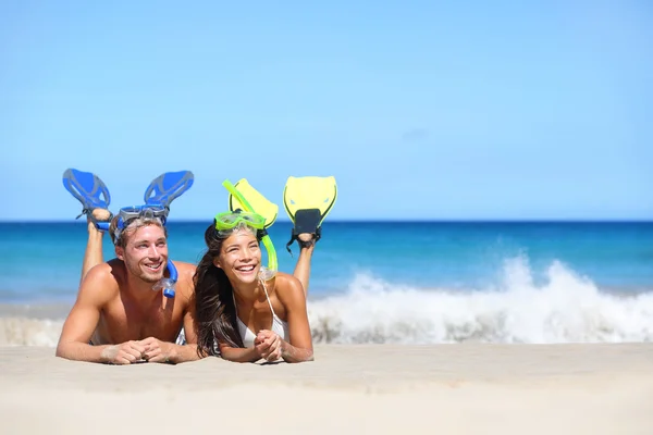 Пара, путешествующая по пляжу, весело плавает с трубкой — стоковое фото