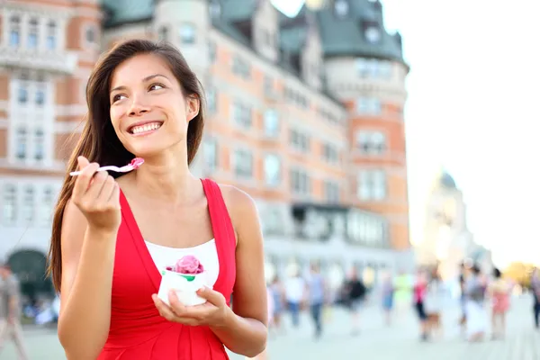 Mulher turista que come sorvete na cidade de Quebec — Fotografia de Stock