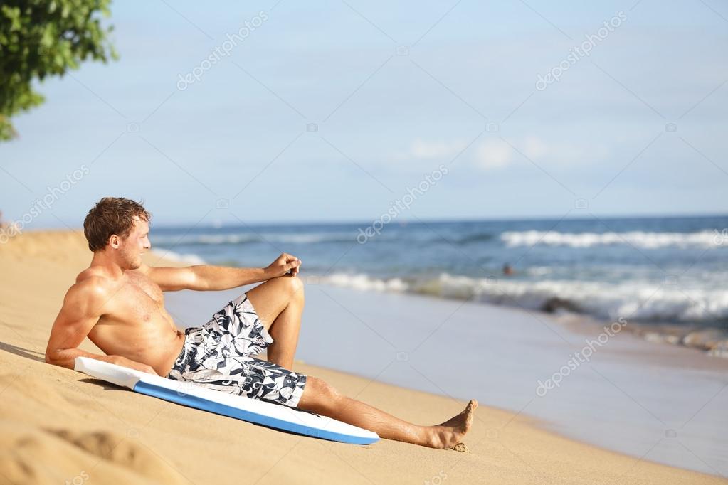 Sexy Mens Op Strand In De Zomer Het Mannelijke Ontspannen 