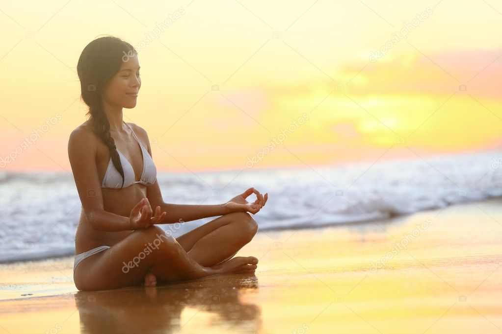 Все в кучу новое видео дзен. Девушка медитирует. Медитация девушка. Медитация на море. Красивая девушка медитирует.